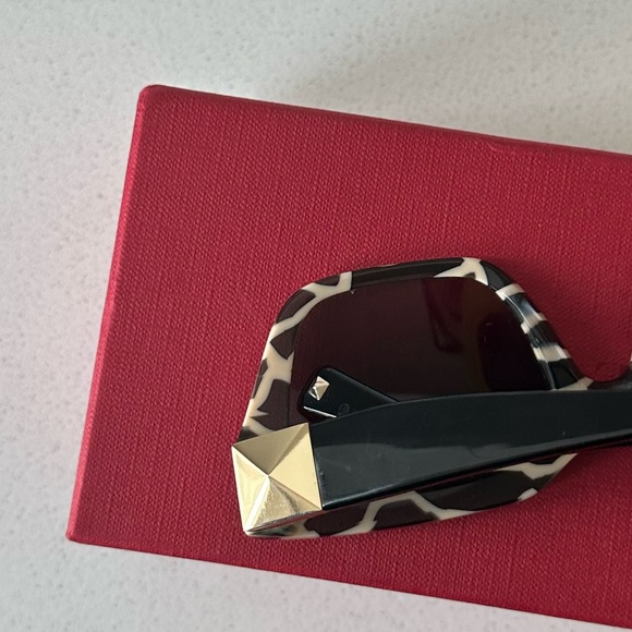 Valentino Garavani never worn sunglasses - Picture 4 of 9